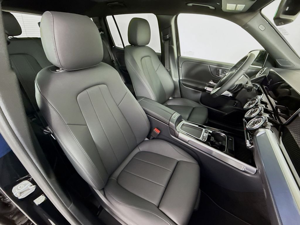 Used 2025 Black Mercedes-Benz GLB 250 image 28
