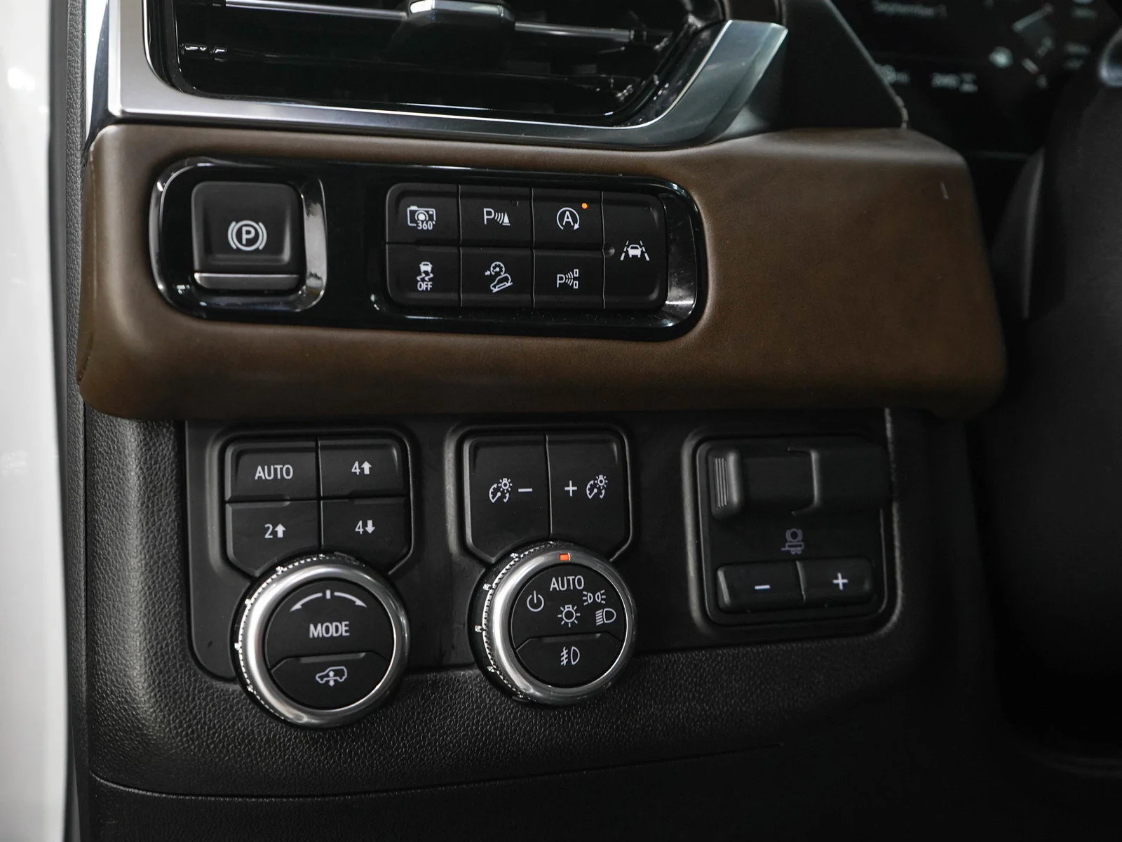 Used 2025 White Frost Tricoat GMC Denali Ultimate image 28