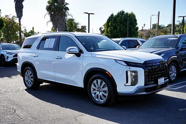 Used 2025 White Hyundai SEL image 5