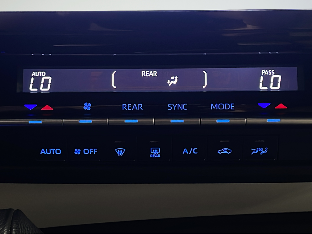 Used 2022  Toyota XLE image 21