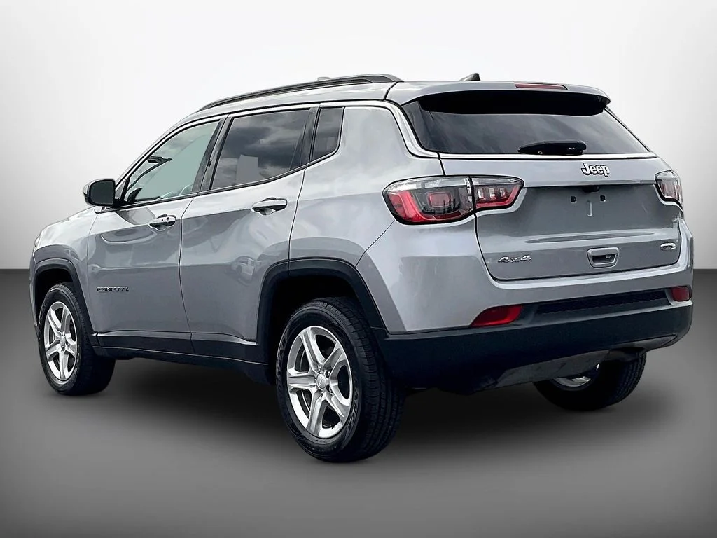 Used 2024 Silver Zynith Metallic Clearcoat Jeep Latitude image 4
