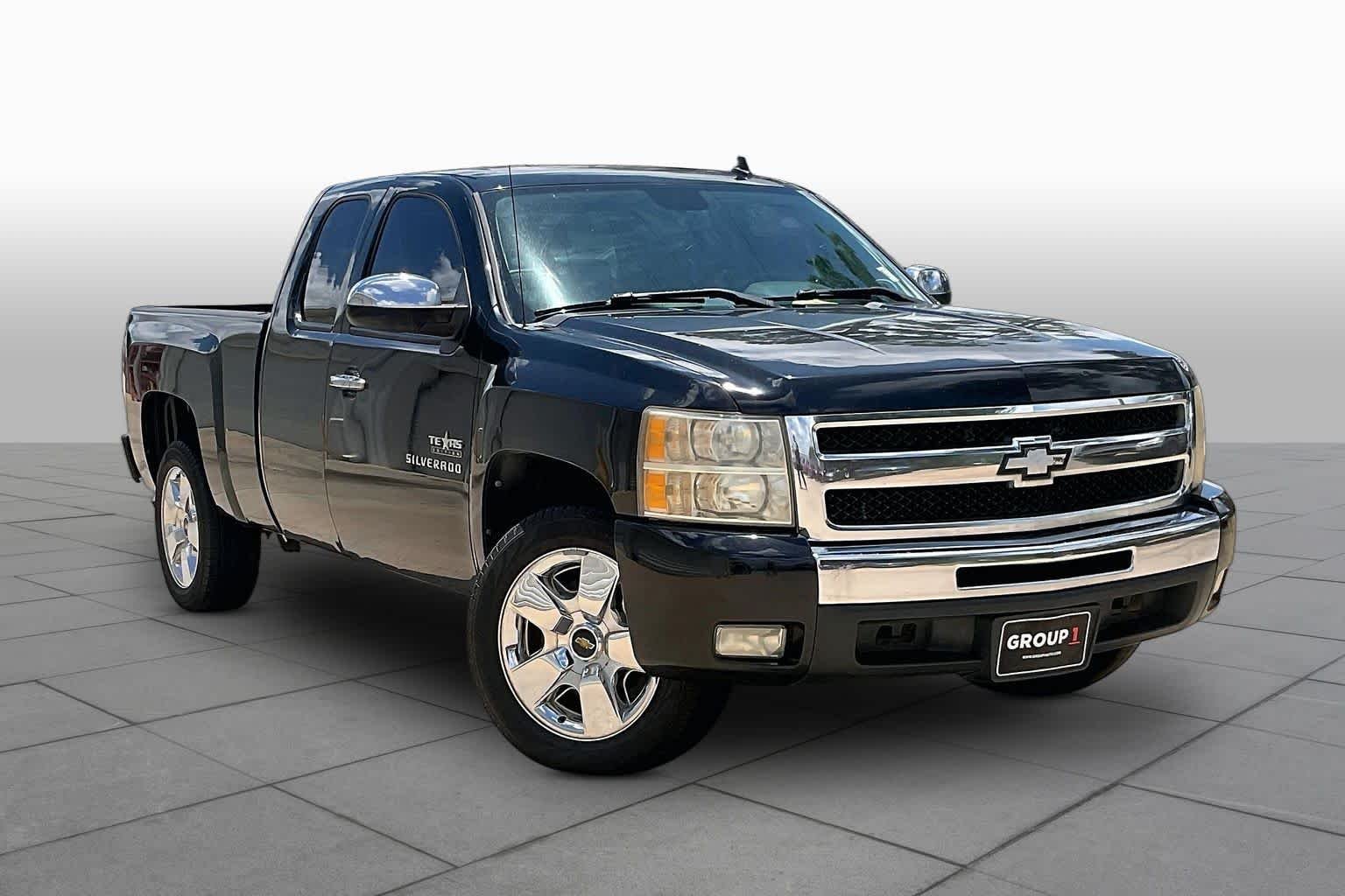 Used 2011 BLACK Chevrolet LT image 2