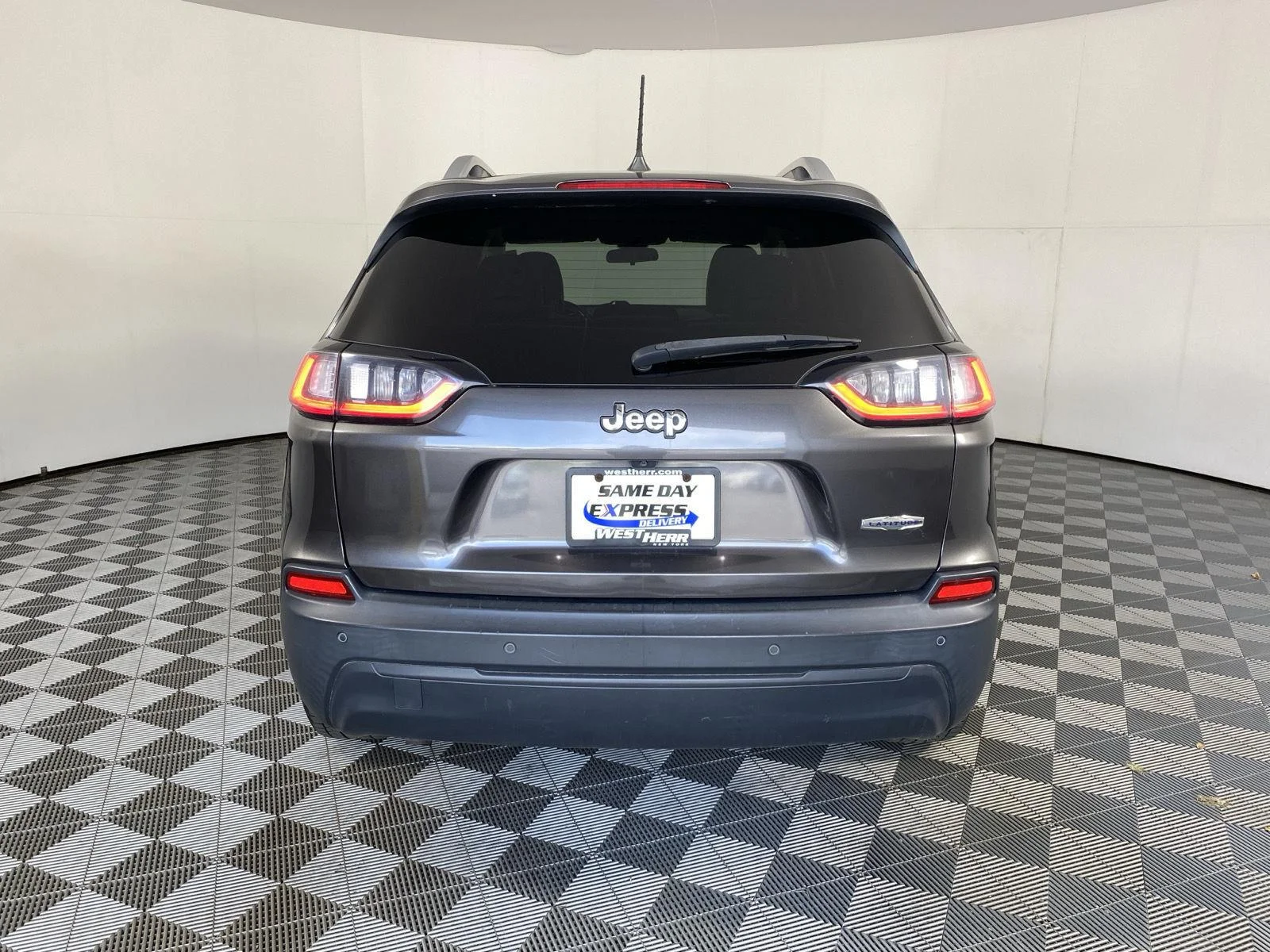 Used 2019 Granite Crystal Metallic Clearcoat Jeep Latitude Plus image 6