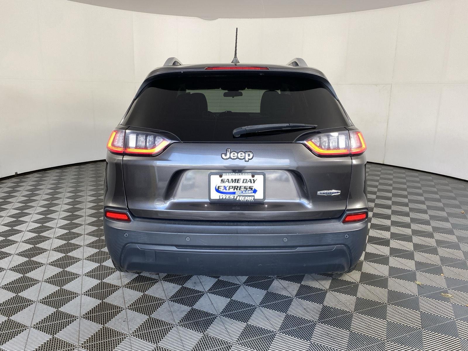 Used 2019 Granite Crystal Metallic Clearcoat Jeep Latitude Plus image 6