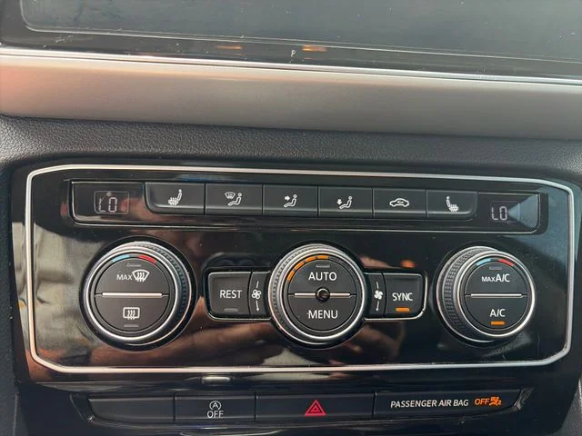 Used 2018  Volkswagen SEL image 18