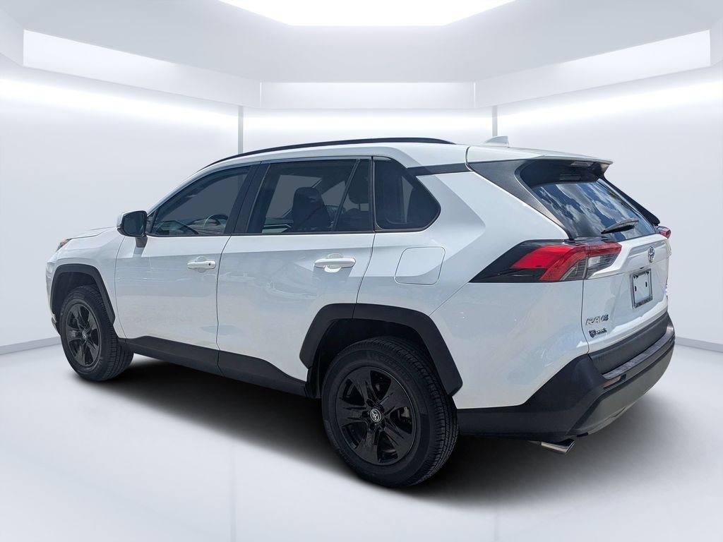 Used 2020 White Toyota XLE image 5