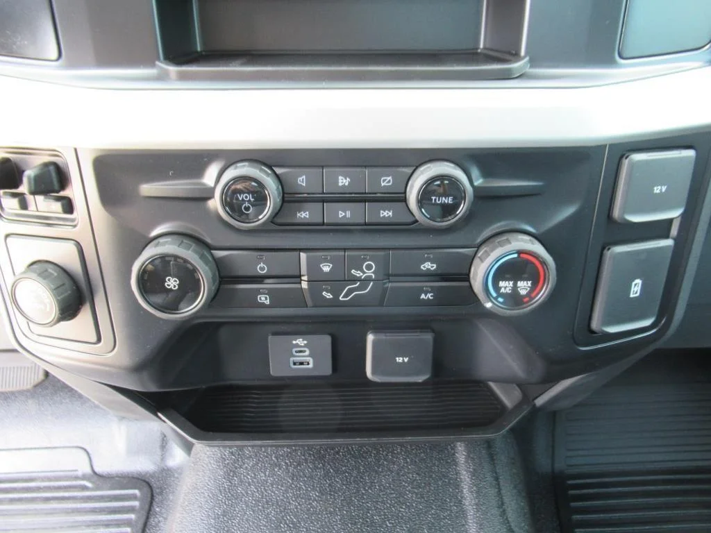New 2024 Oxford White Ford F-250® XL image 22