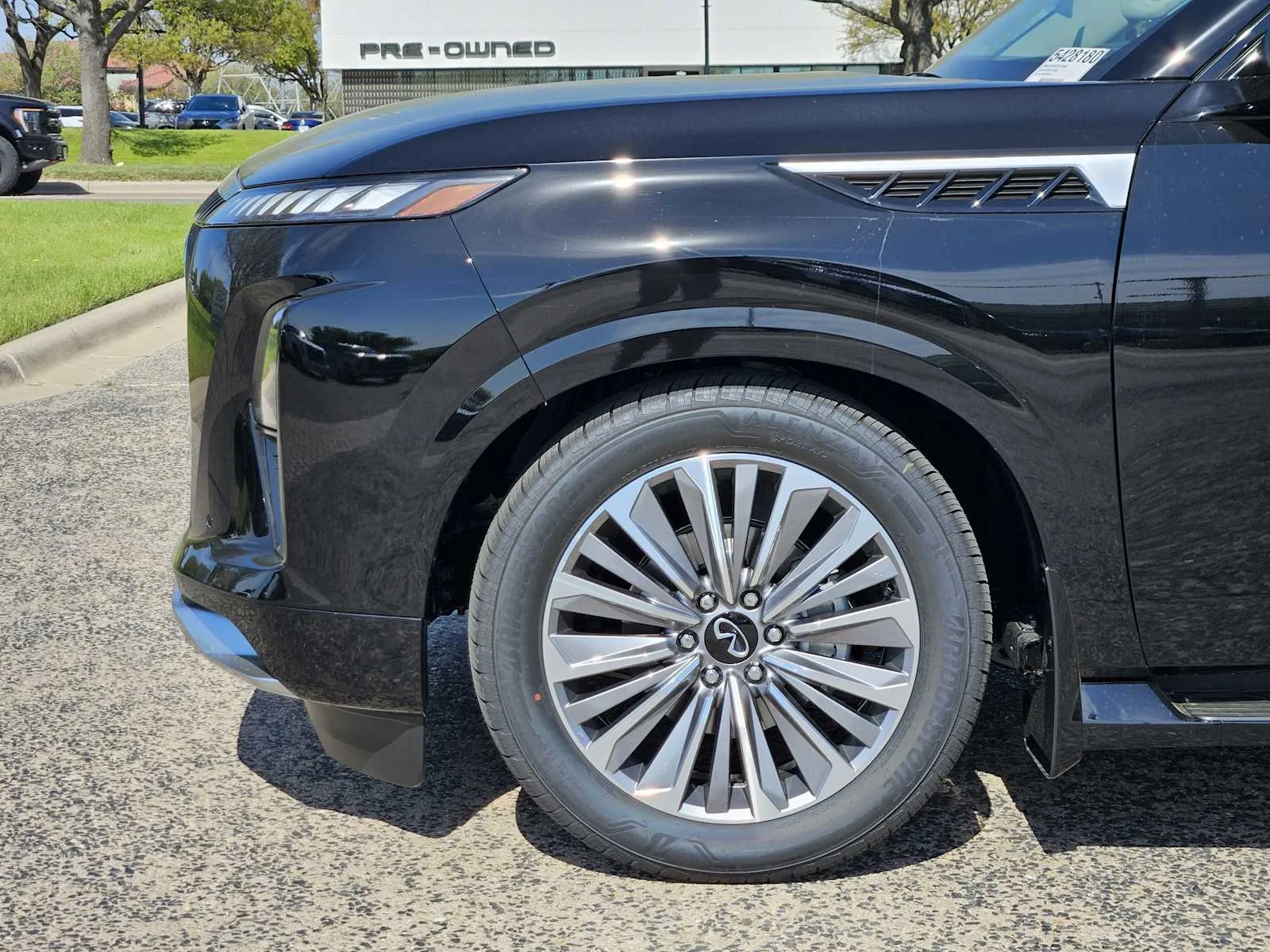 New 2026 BLACK OBSIDIAN INFINITI Luxe 2WD image 5