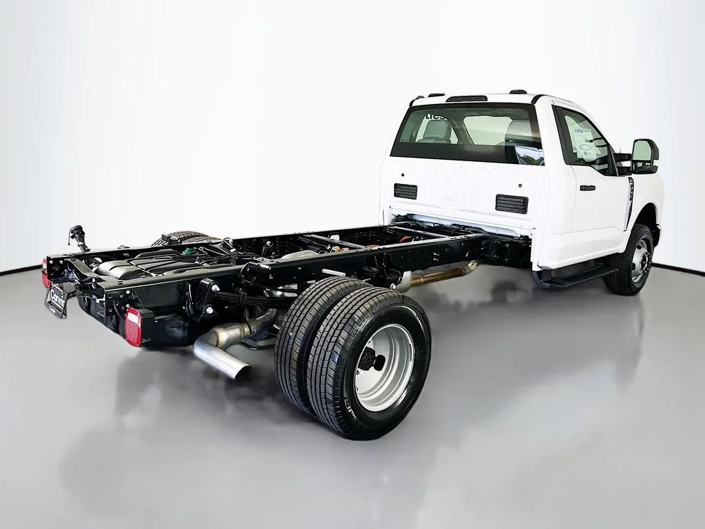 2025 Ford F-350 Super Duty Chassis Cab XL - Photo 14