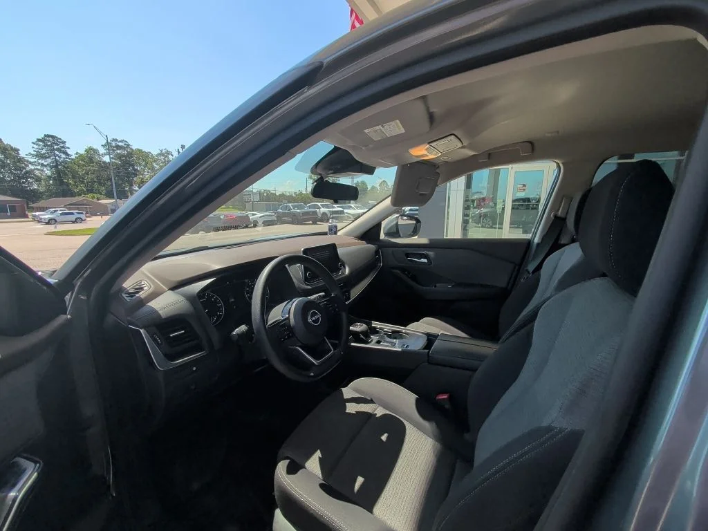 Used 2023 Gray Nissan SV image 7