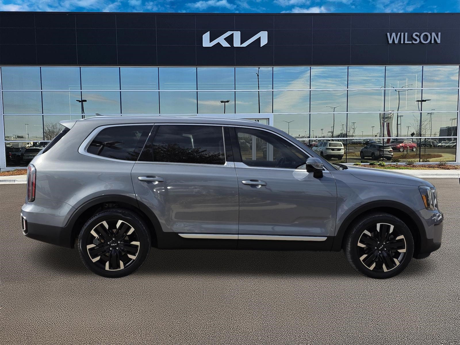 Used 2023 Everlasting Silver Kia SX image 3