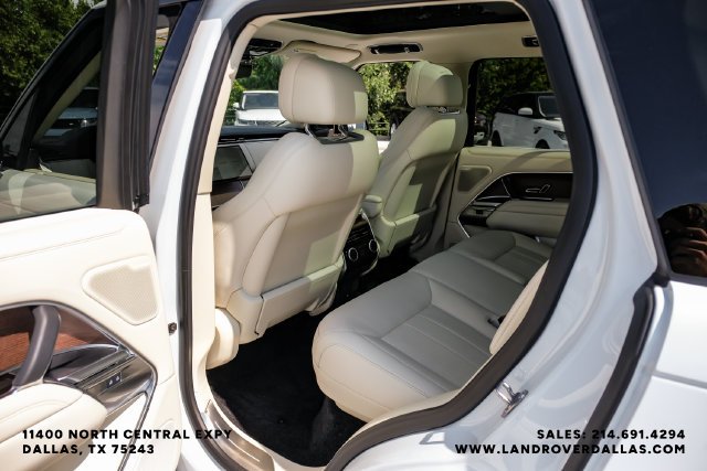 Used 2024  Land Rover SE image 42