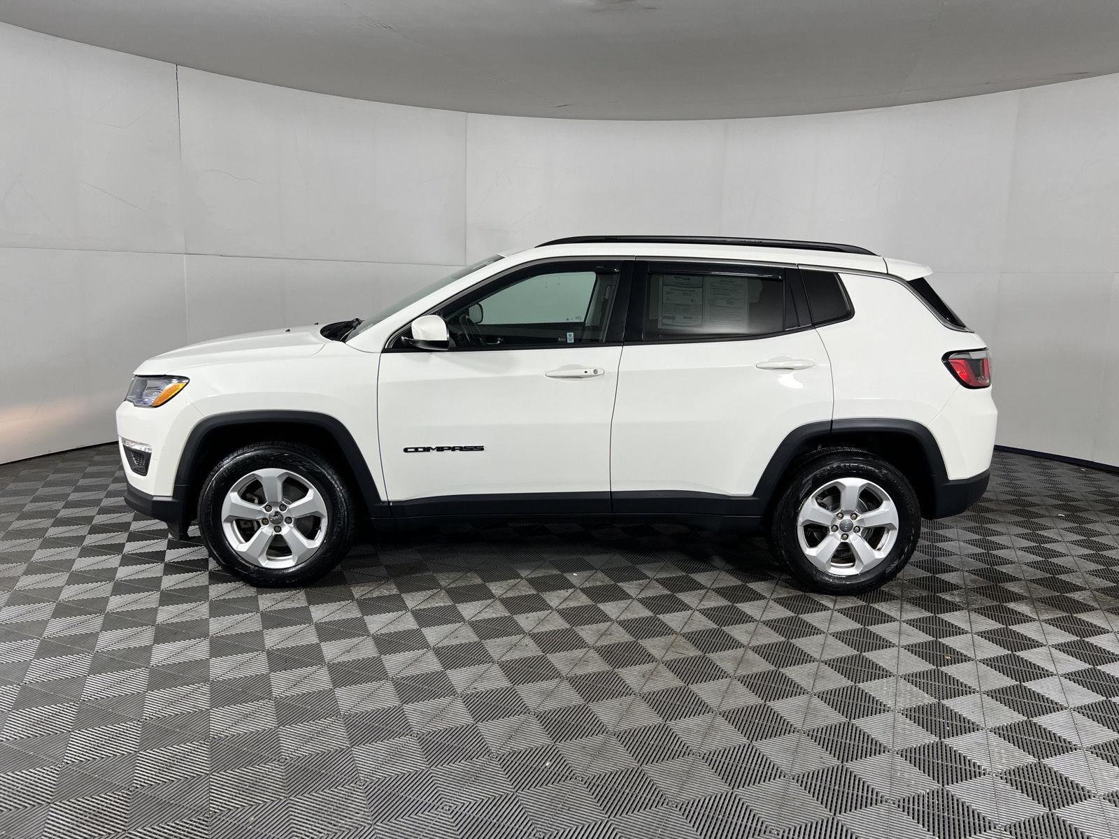 Used 2018 White Clearcoat Jeep Latitude image 7