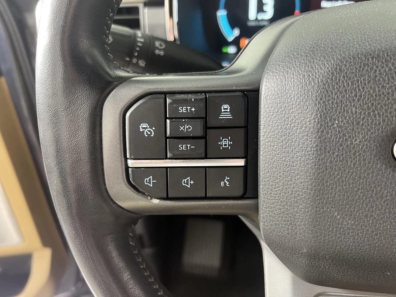 Used 2022 Smoked Quartz Metallic Tinted Clearcoat Ford LARIAT image 14