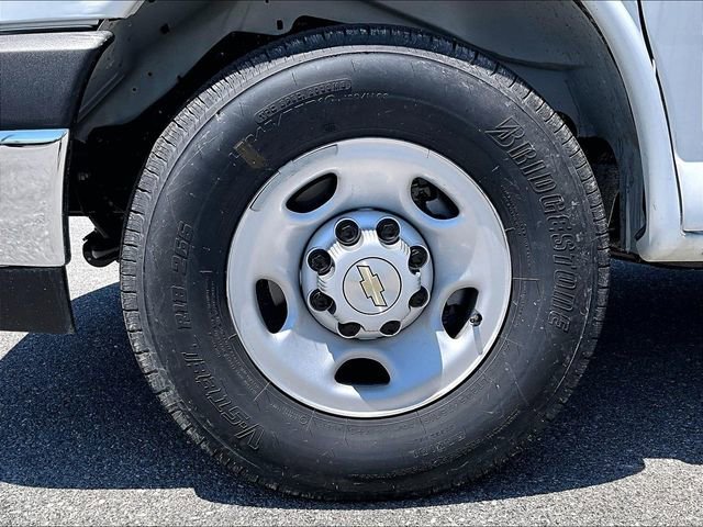 New 2025 Summit White Chevrolet WT image 7