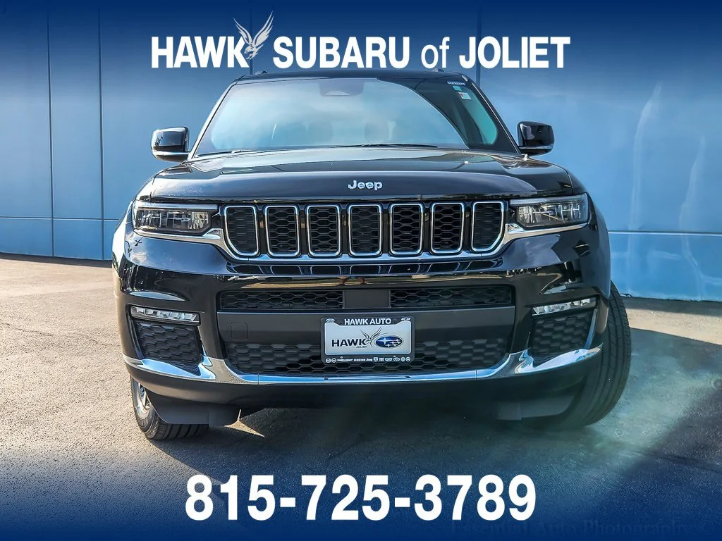 Used 2023 Diamond Black Crystal Pearlcoat Jeep Limited image 4