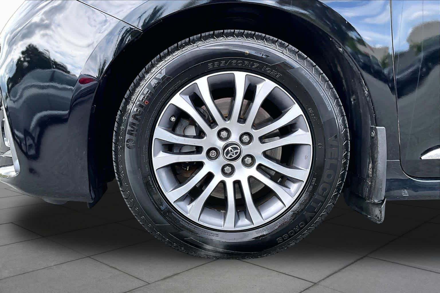 Used 2018 Midnight Black Metallic Toyota XLE image 10
