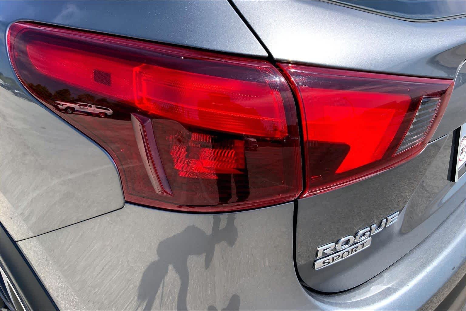 Used 2018 Gun Metallic Nissan SL image 28