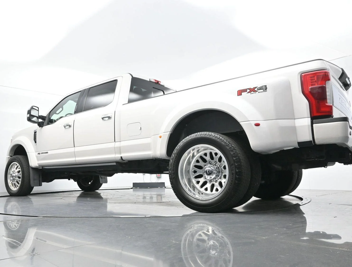 Used 2019 White Platinum Metallic Tri-Coat Ford Platinum image 53