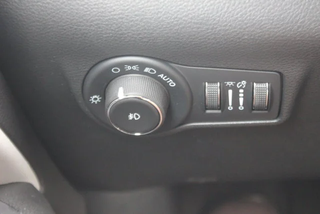Used 2025 Silver Jeep Limited image 18