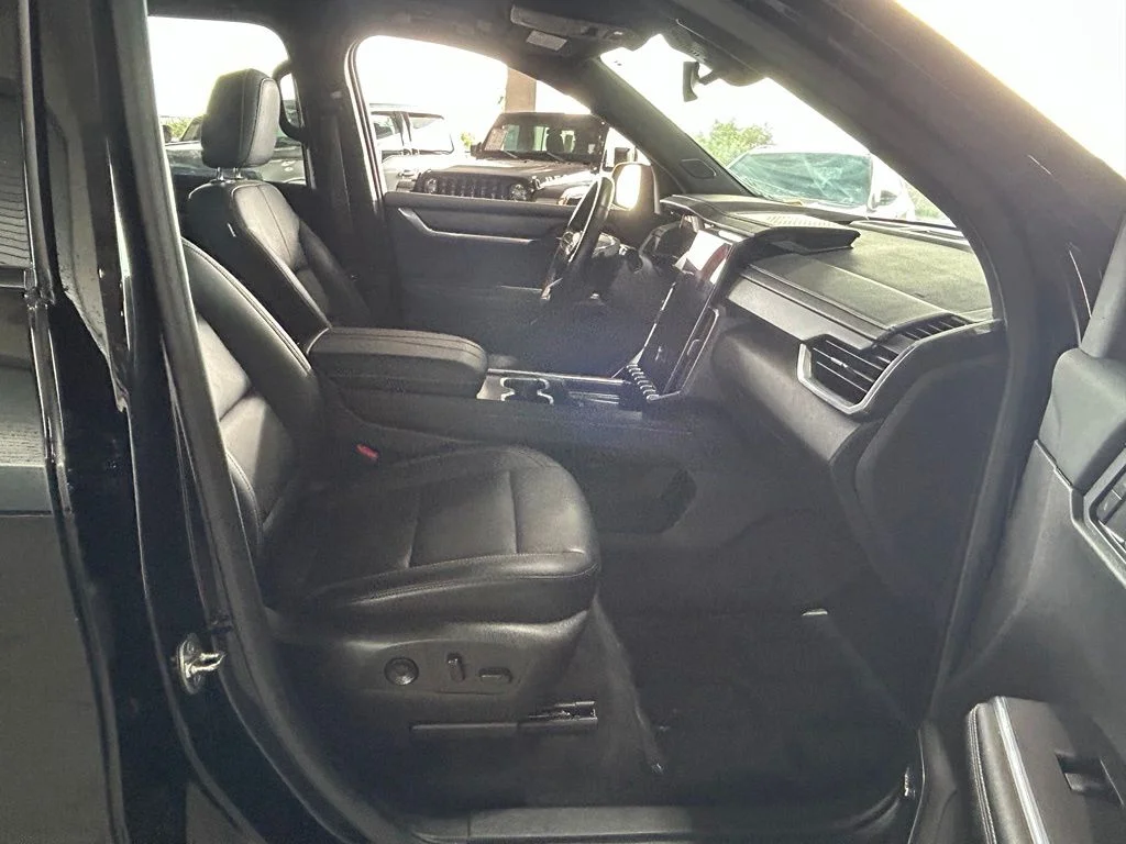 Used 2024 Ebony Twilight Metallic GMC Elevation image 39