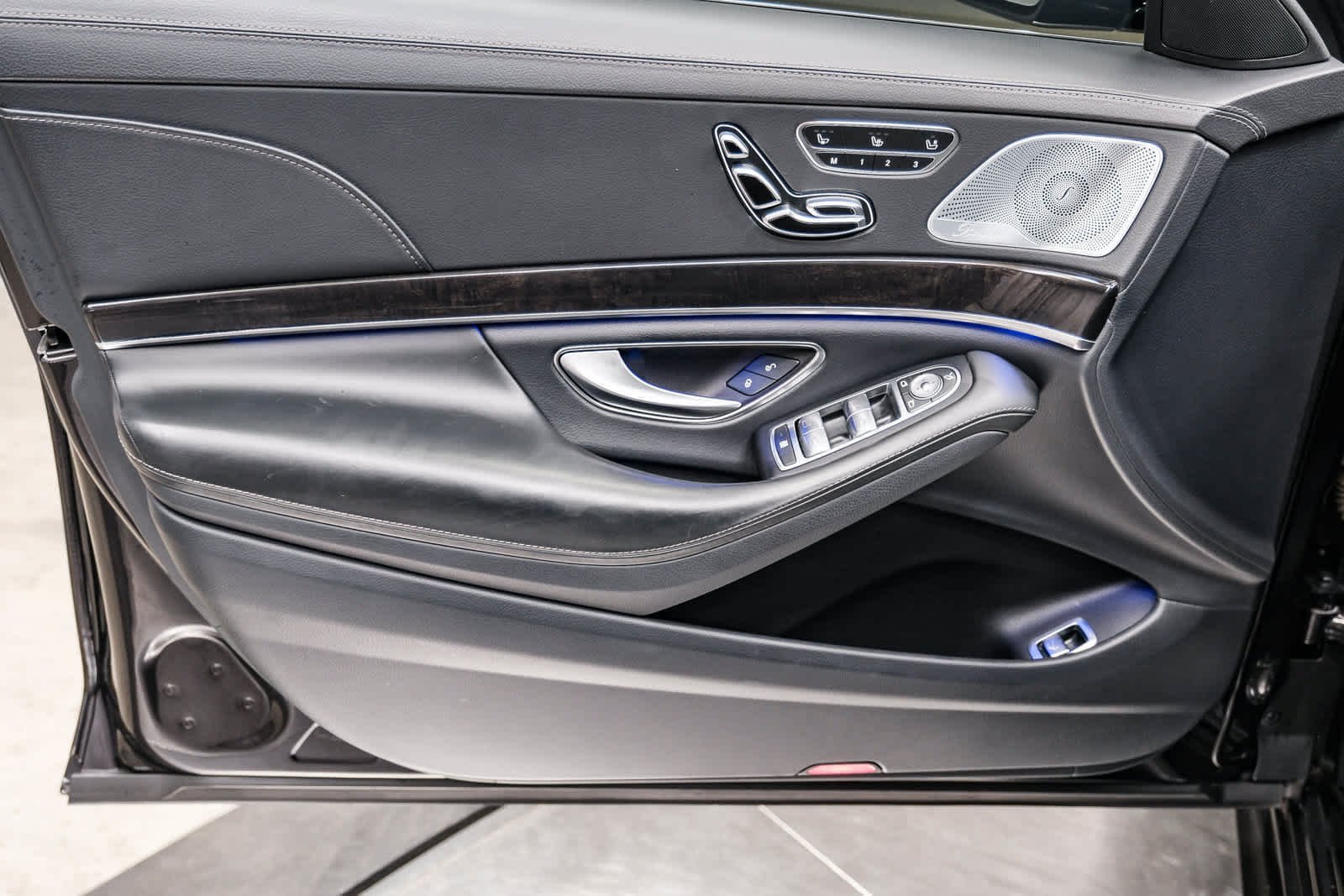 Used 2018 designo Mocha Black Metallic Mercedes-Benz S 560 image 23