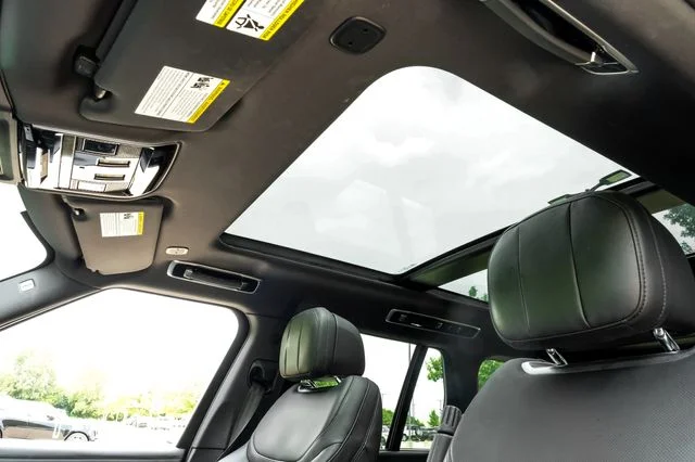 Used 2024 White Land Rover SE image 5