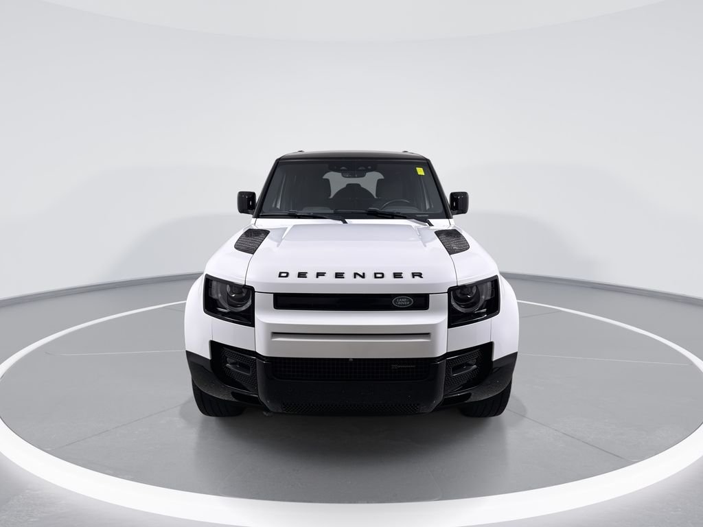Used 2023 White Land Rover X-Dynamic SE image 3