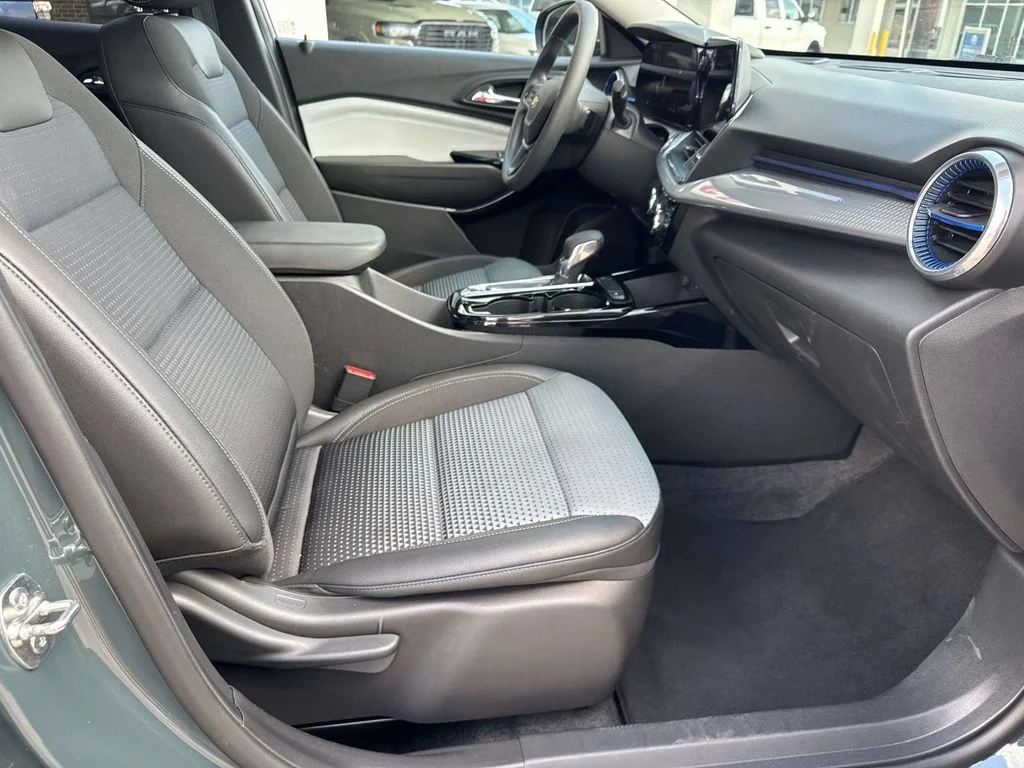 Used 2025 Gray Chevrolet LT image 27