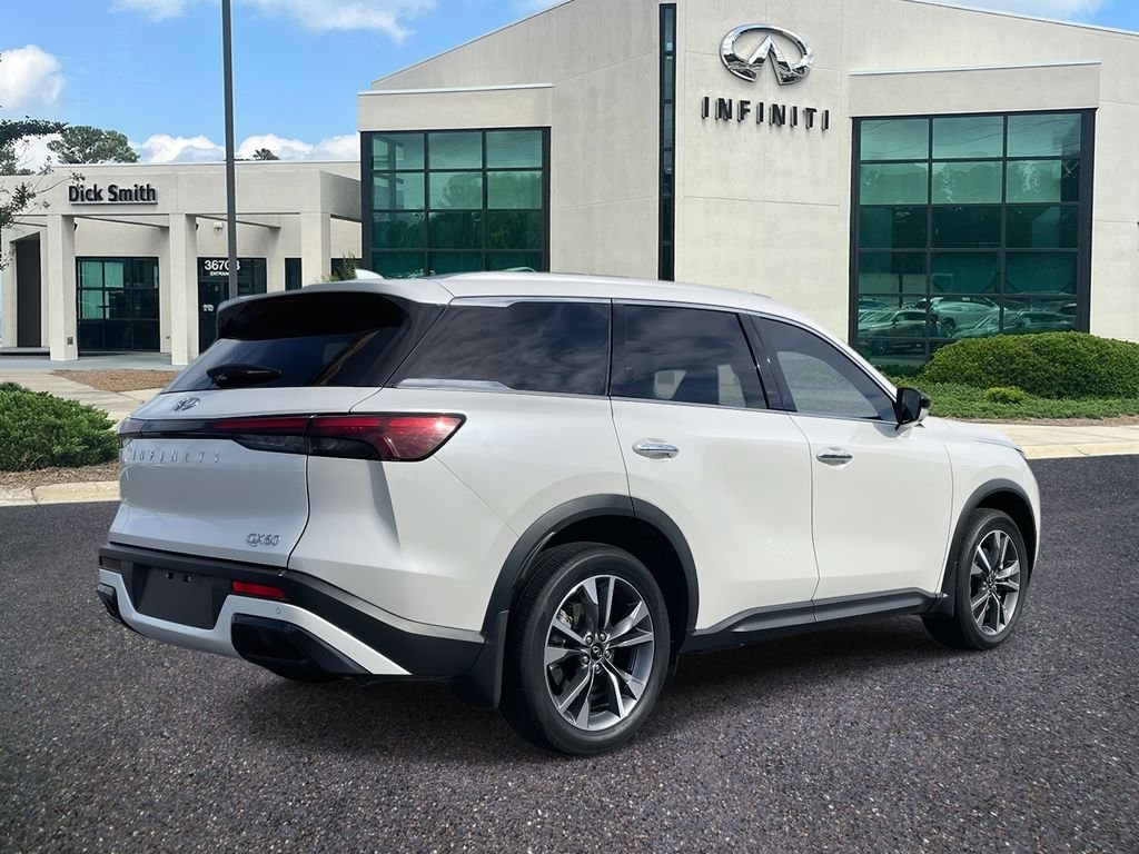 Used 2025 White INFINITI LUXE image 6