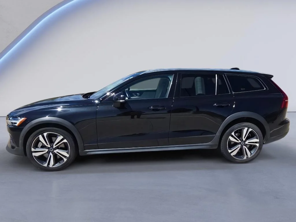 Used 2025 Onyx Black Metallic Volvo Plus image 2