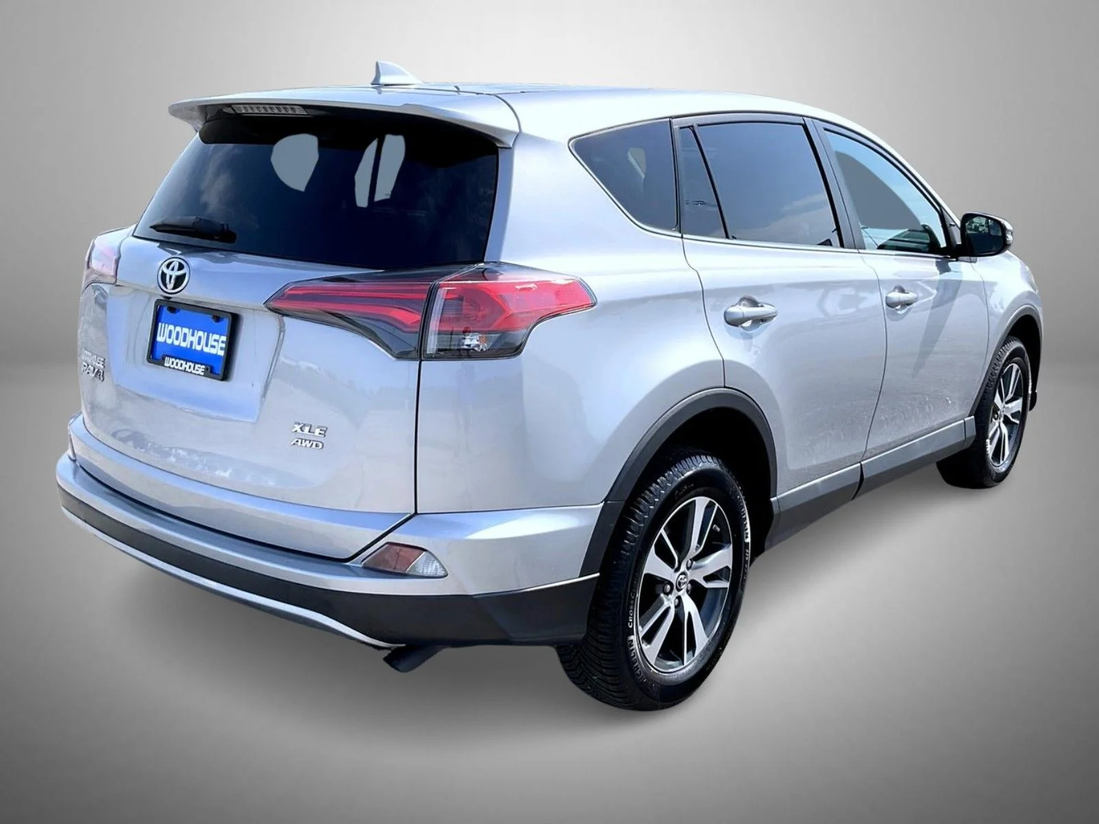 Used 2018 Silver Toyota XLE image 5