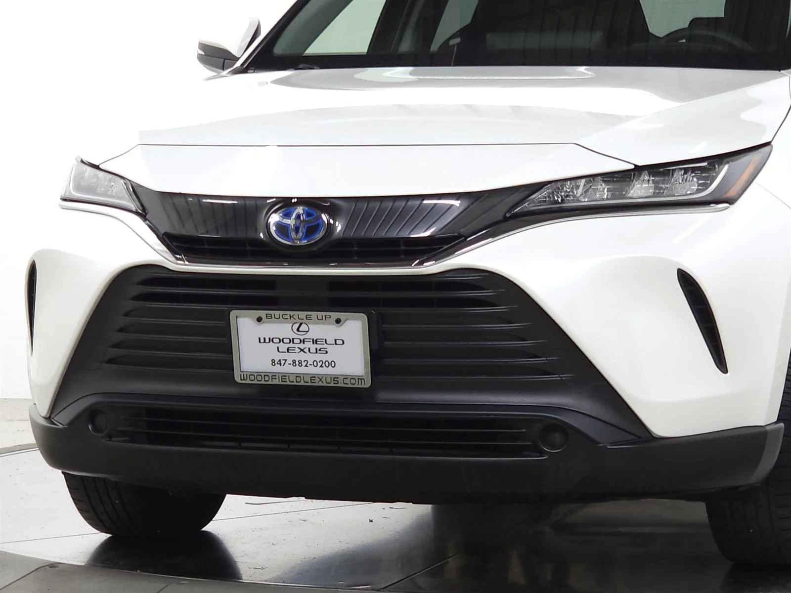 Used 2022 White Toyota LE image 3