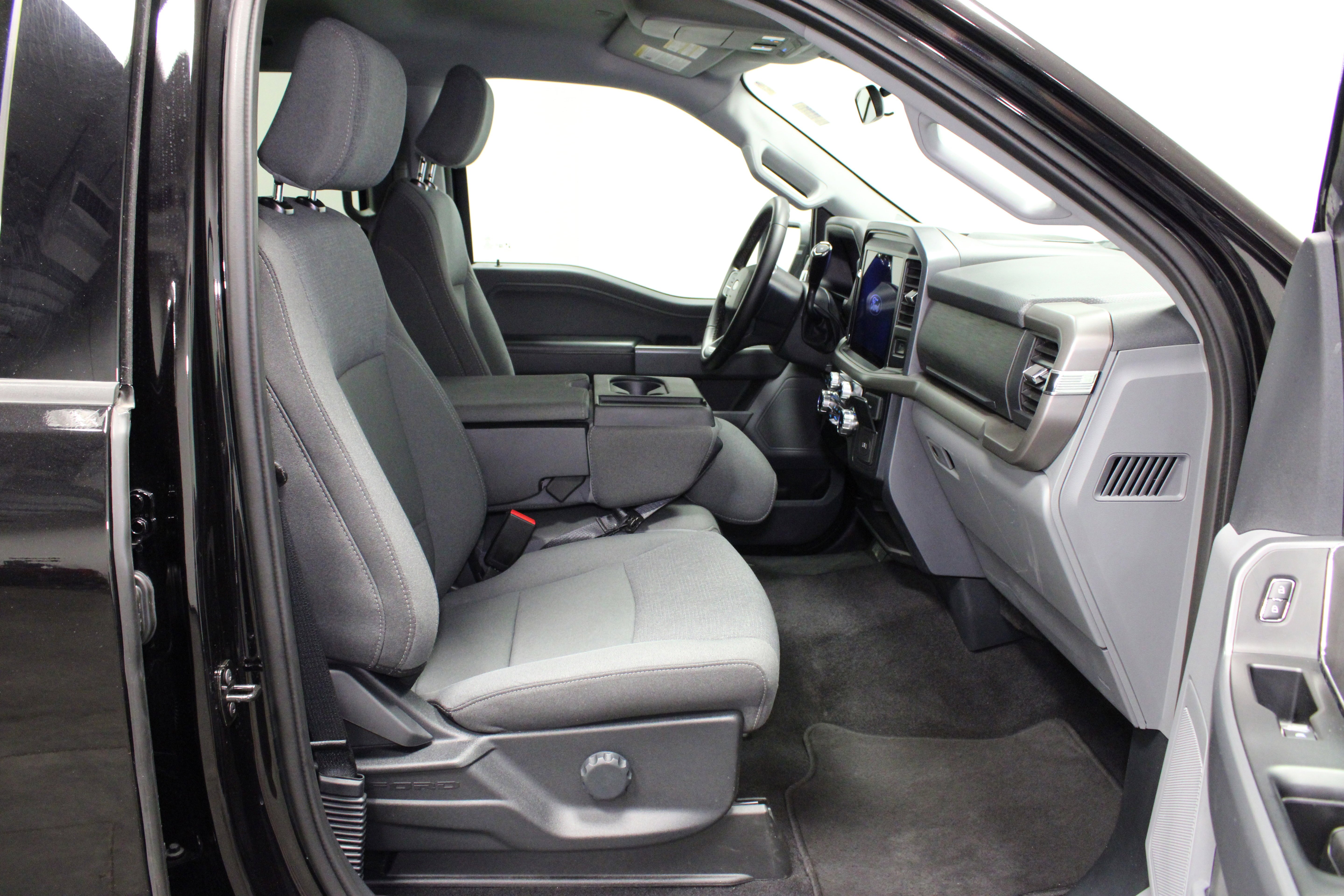 Used 2025 Agate Black Metallic Ford XLT image 15
