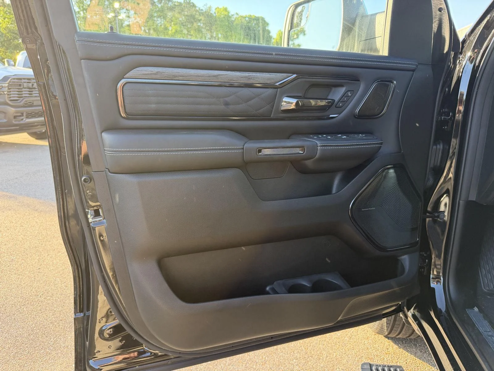 New 2026 Diamond Black Crystal Pearl-Coat Exterior Paint RAM Limited image 16
