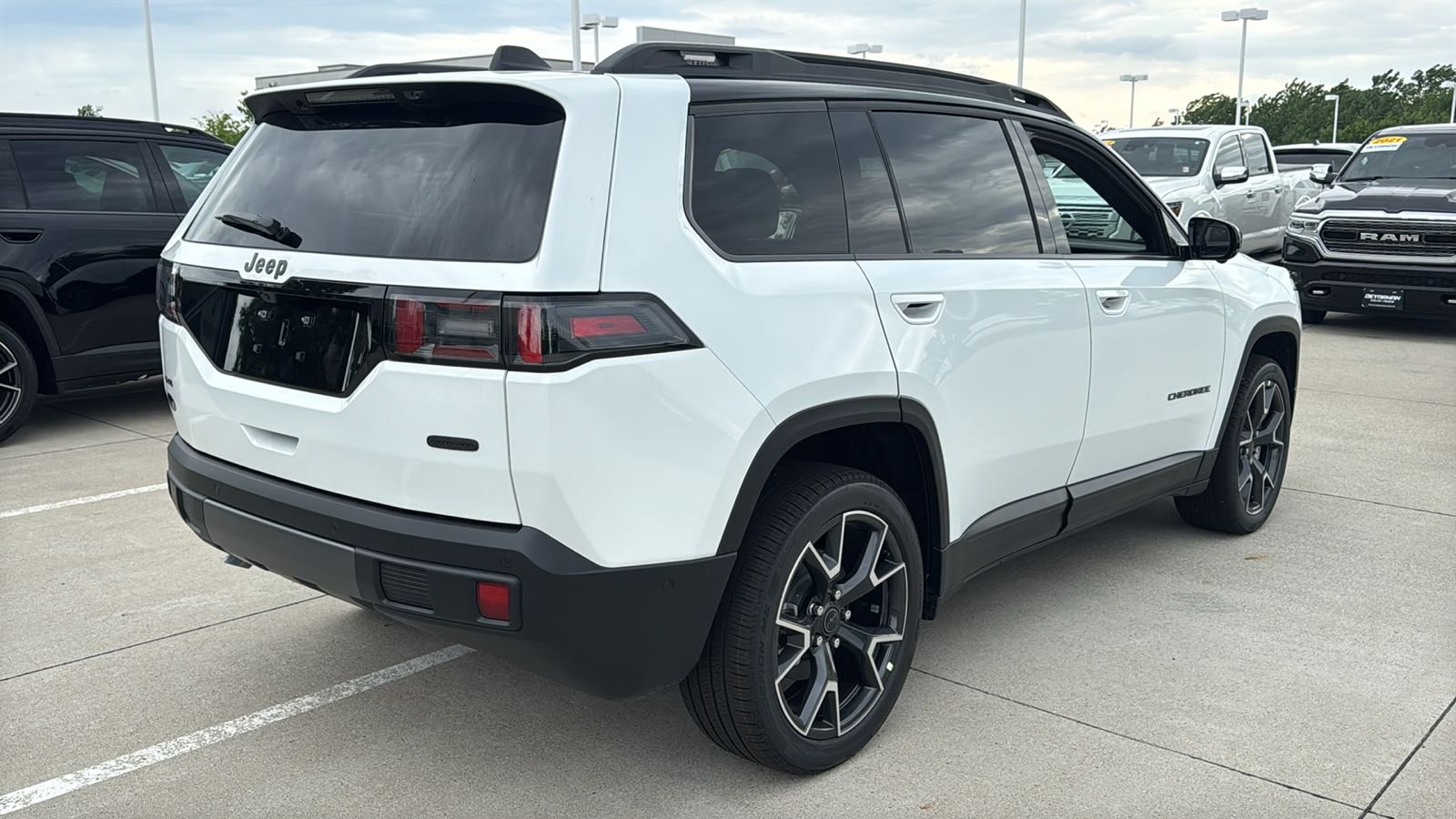 New 2026 Bright White Clear-Coat Exterior Paint Jeep Overland image 16