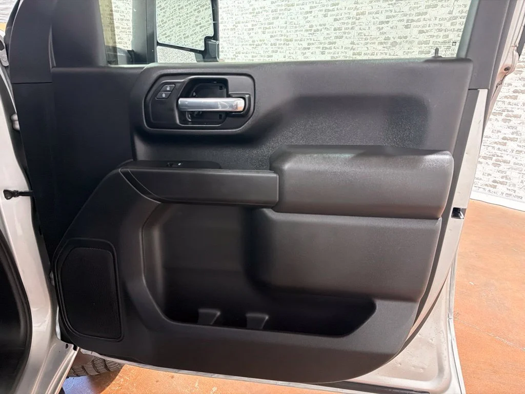 Used 2021 Silver Ice Metallic Chevrolet Custom image 11