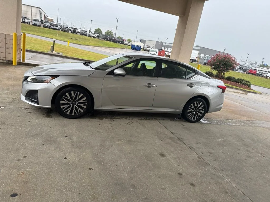 Certified Used 2023 Silver Nissan 2.5 SV image 7