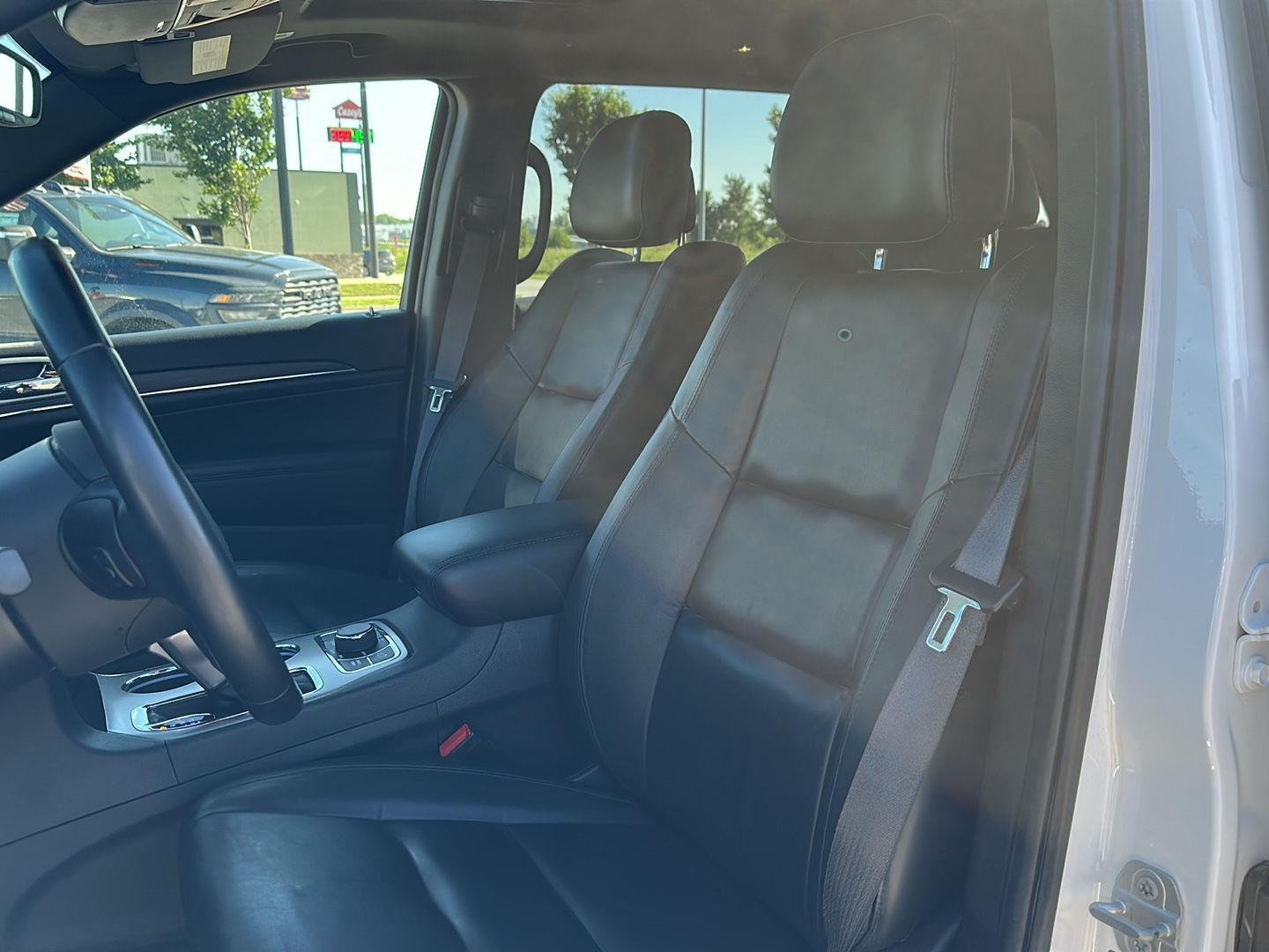 Used 2022 Bright White Clearcoat Jeep Limited image 9
