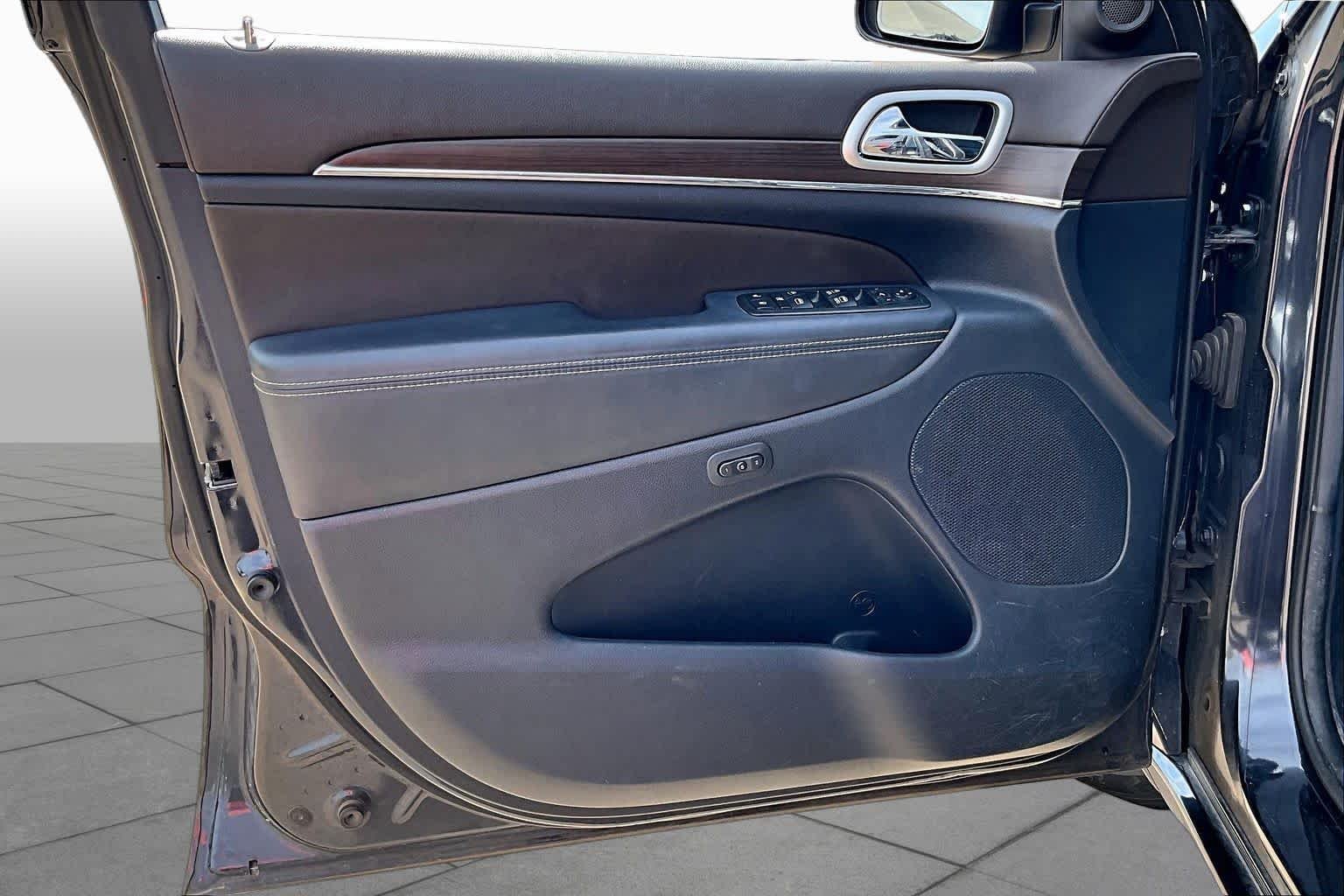 Used 2014 Maximum Steel Metallic Clearcoat Jeep Overland image 25
