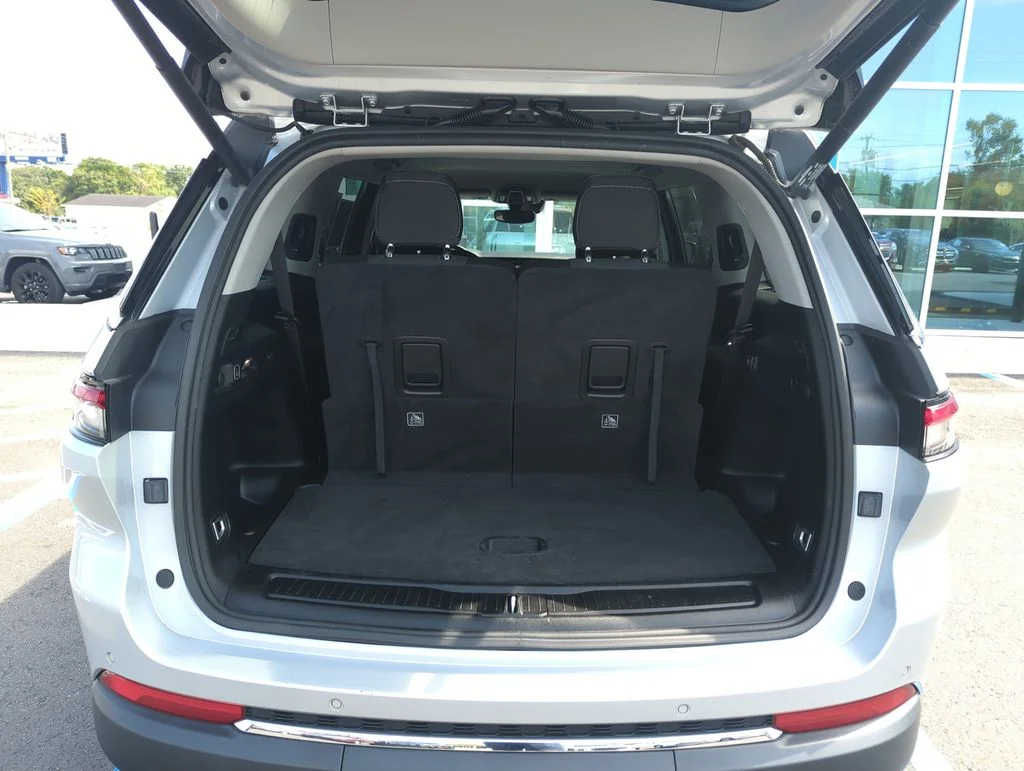 Used 2022 Silver Jeep Laredo image 30