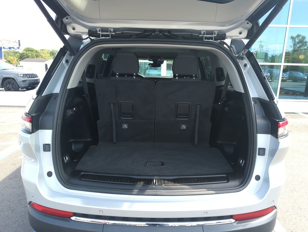 Used 2022 Silver Jeep Laredo image 30