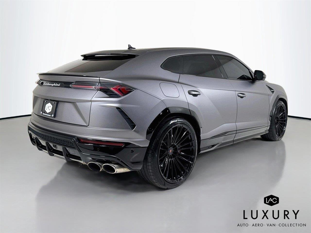 Used 2022 Grigio Nimbus Matt/Verde Scandal Lamborghini Graphite Capsule image 6