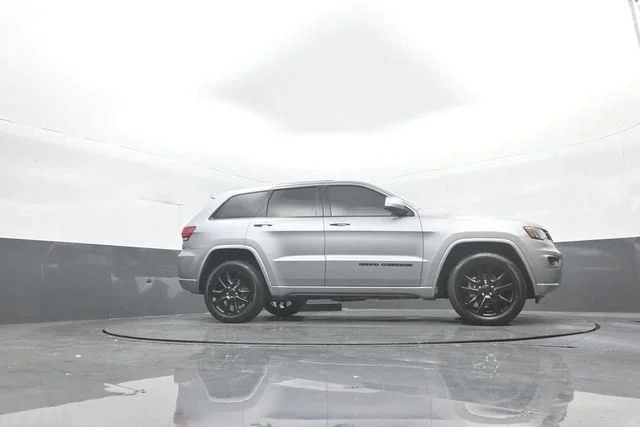 Used 2020 Silver Jeep Altitude image 34