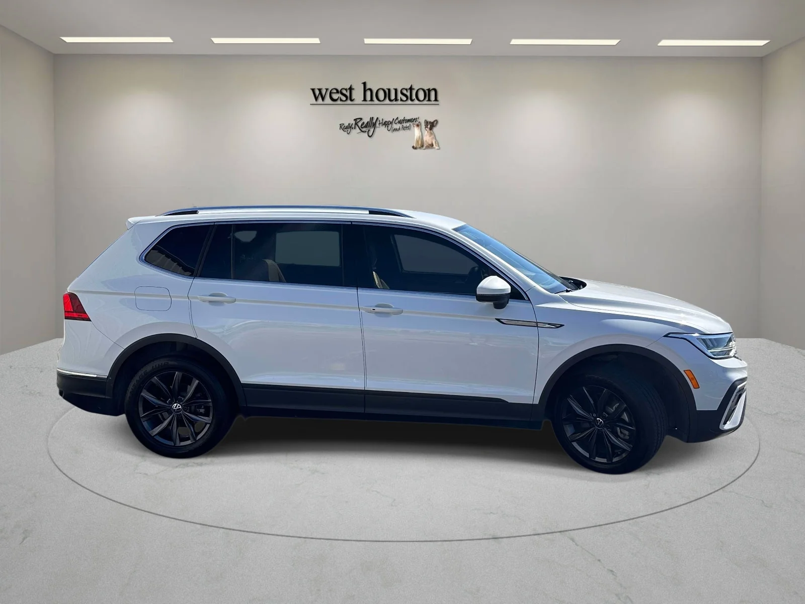 Used 2023 White Volkswagen SE image 4
