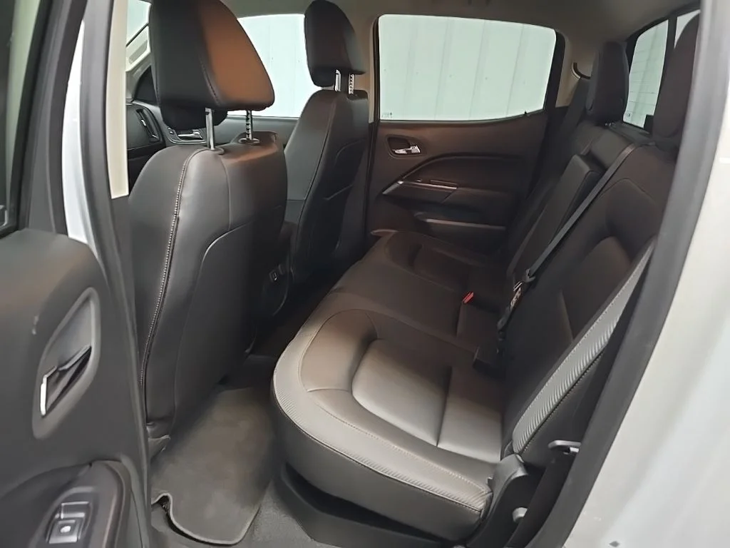 Used 2022 White GMC AT4 w/Leather image 30