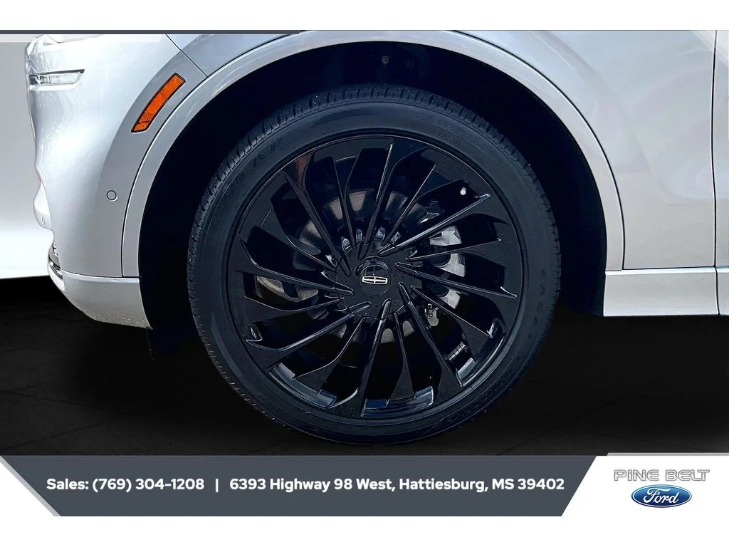 Used 2023 Silver Radiance Metallic Clearcoat Lincoln Reserve image 7