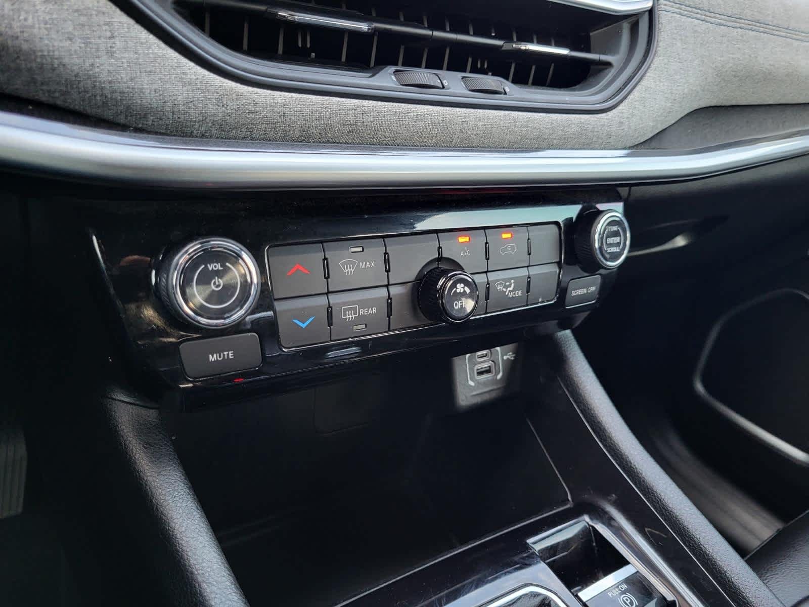 Used 2024 Diamond Black Crystal Pearlcoat Jeep Latitude image 22