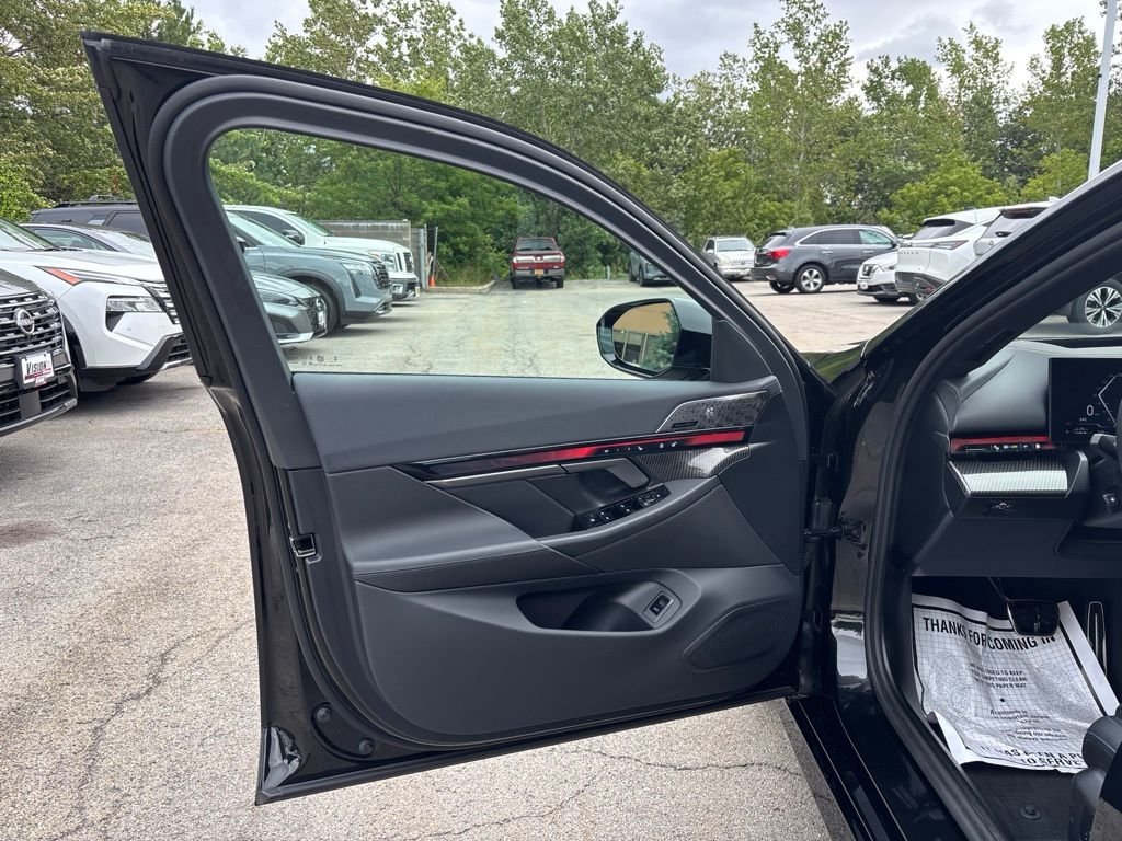 Used 2026 Black BMW 550e xDrive image 17