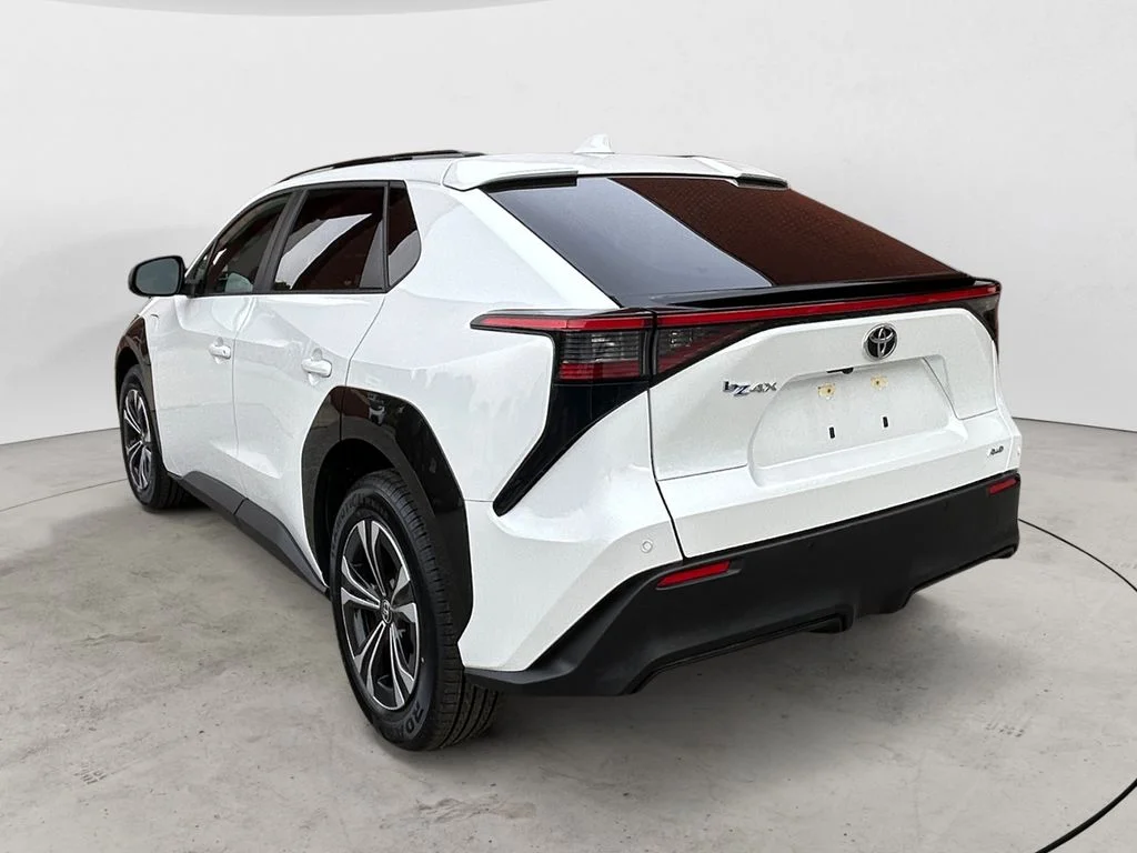 Used 2023 Pearl Toyota XLE image 3